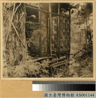 藏品(墾殖移民部落戶外浴室)的圖片